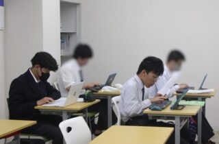 資格取得に挑戦！1年生が文書デザイン検定へ向けて練習中