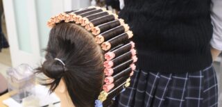 国家試験に向けて努力を重ねる美容コースの生徒たち