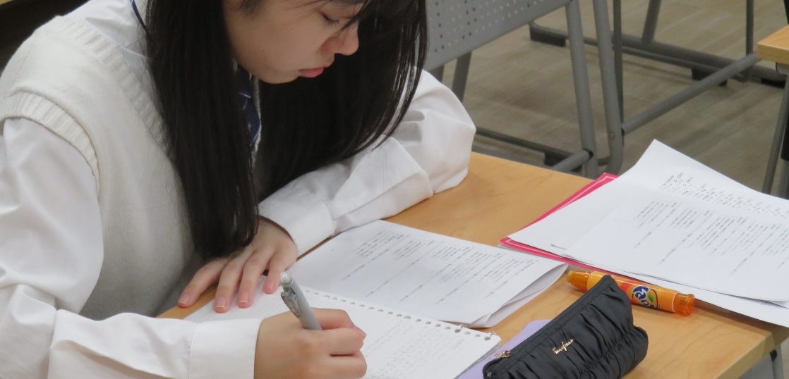 理論も大切に学ぶ美容コース ― 1年生の授業の様子