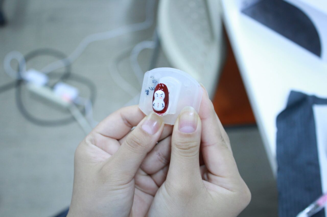 クリスマスデザインに挑戦!3年生ネイル授業の様子