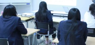 クリスマスネイルを制作しました ― 3年生美容コース