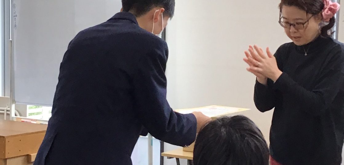 努力を「見える化」する大切さ ― 合格証と皆勤賞の表彰を行いました