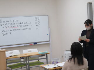 2年生英語の授業 ― 積極的に授業を受けています