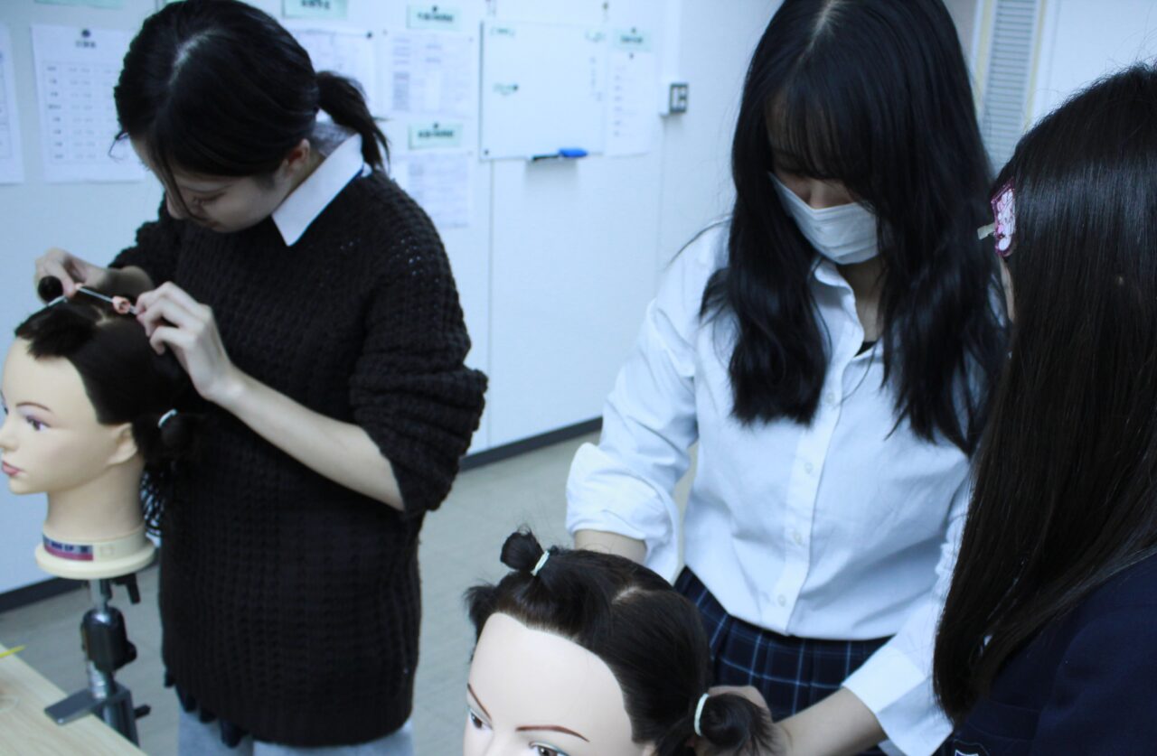 美容コース特別授業 ― 挨拶・気持ちの理解・技術練習を行いました