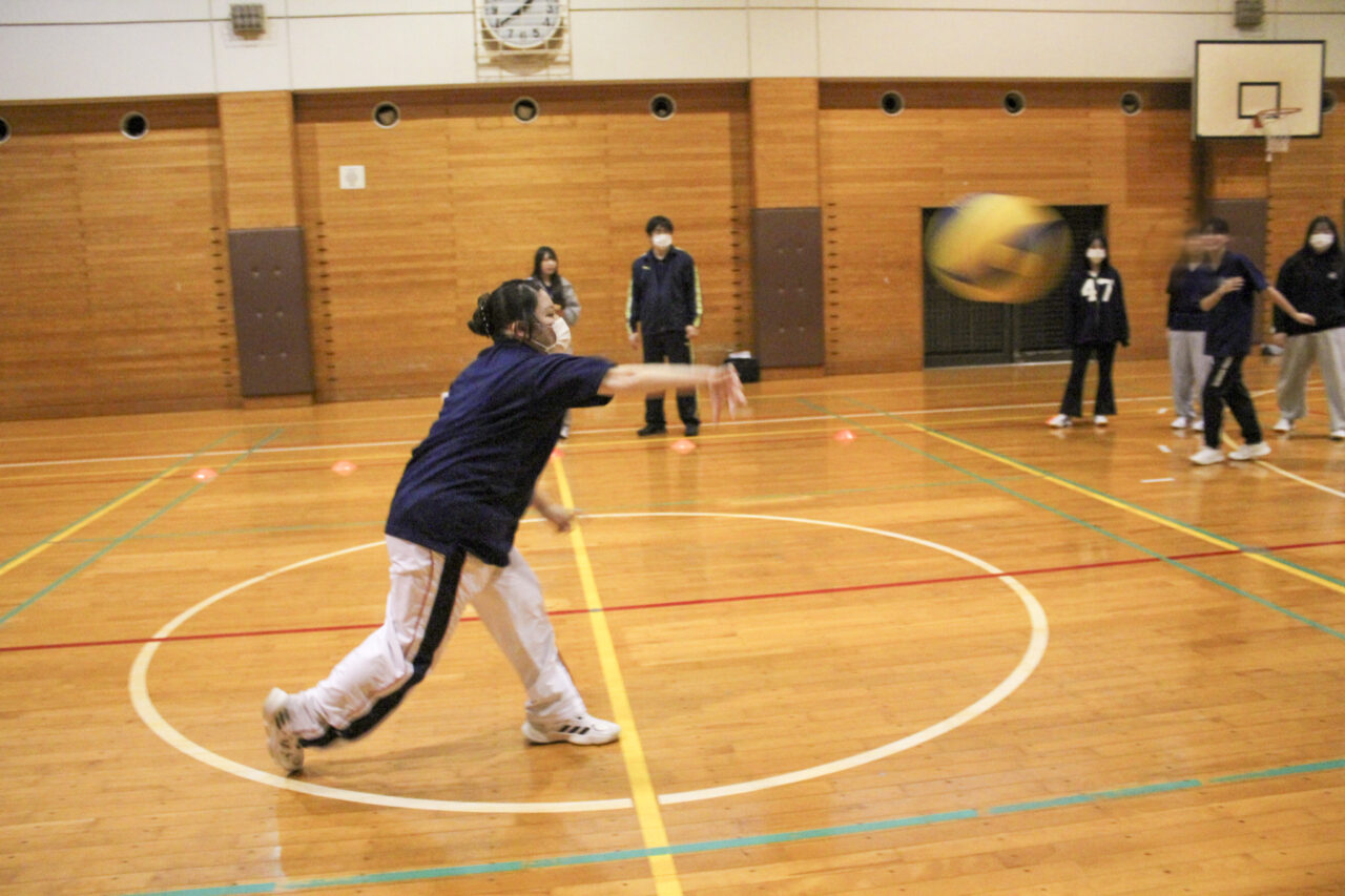 全学年合同の体育-バレーボールとドッジボール