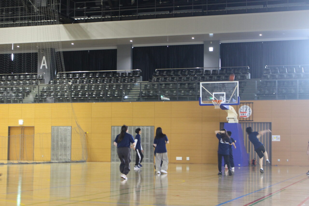 体育のバスケット授業で全学年が交流しました