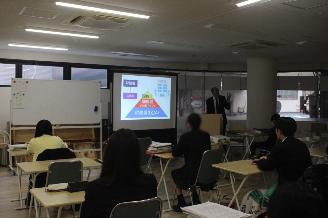 3年生が租税教室で税の役割を学びました