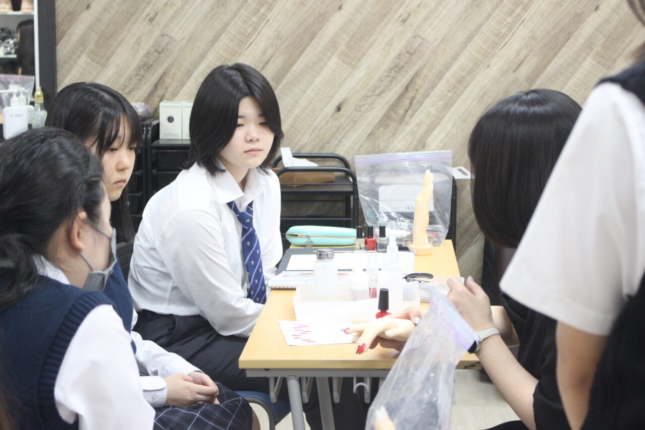 冬休み前のネイル授業で基礎を学びました