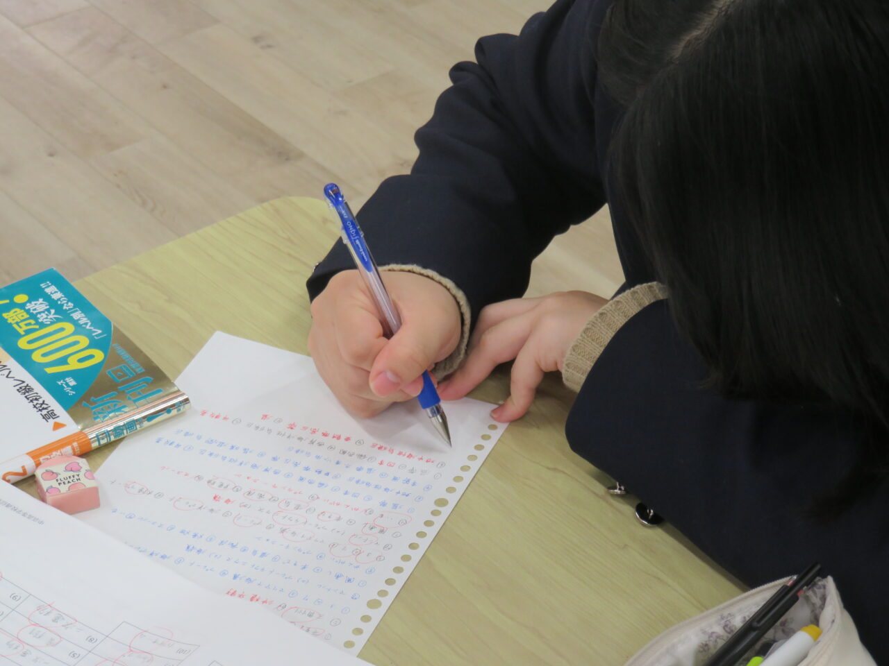 ある日の放課後、生徒たちはテスト勉強に取り組んでいました