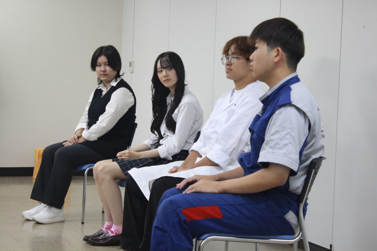 在校生と卒業生が中学生の質問に答えました