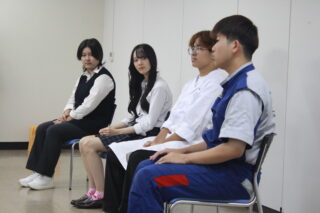 在校生と卒業生が中学生の質問に答えました