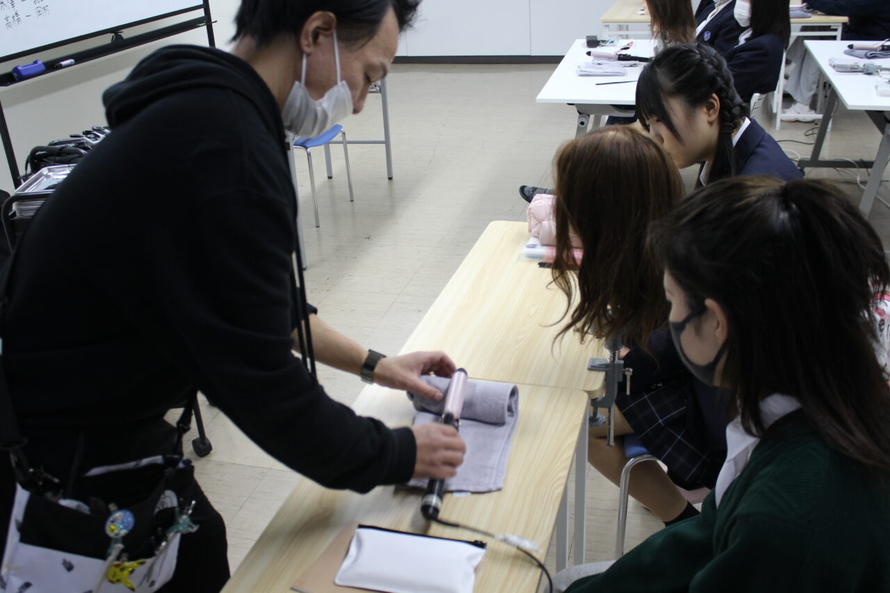 美容コース特別授業―最先端の技術を学びました