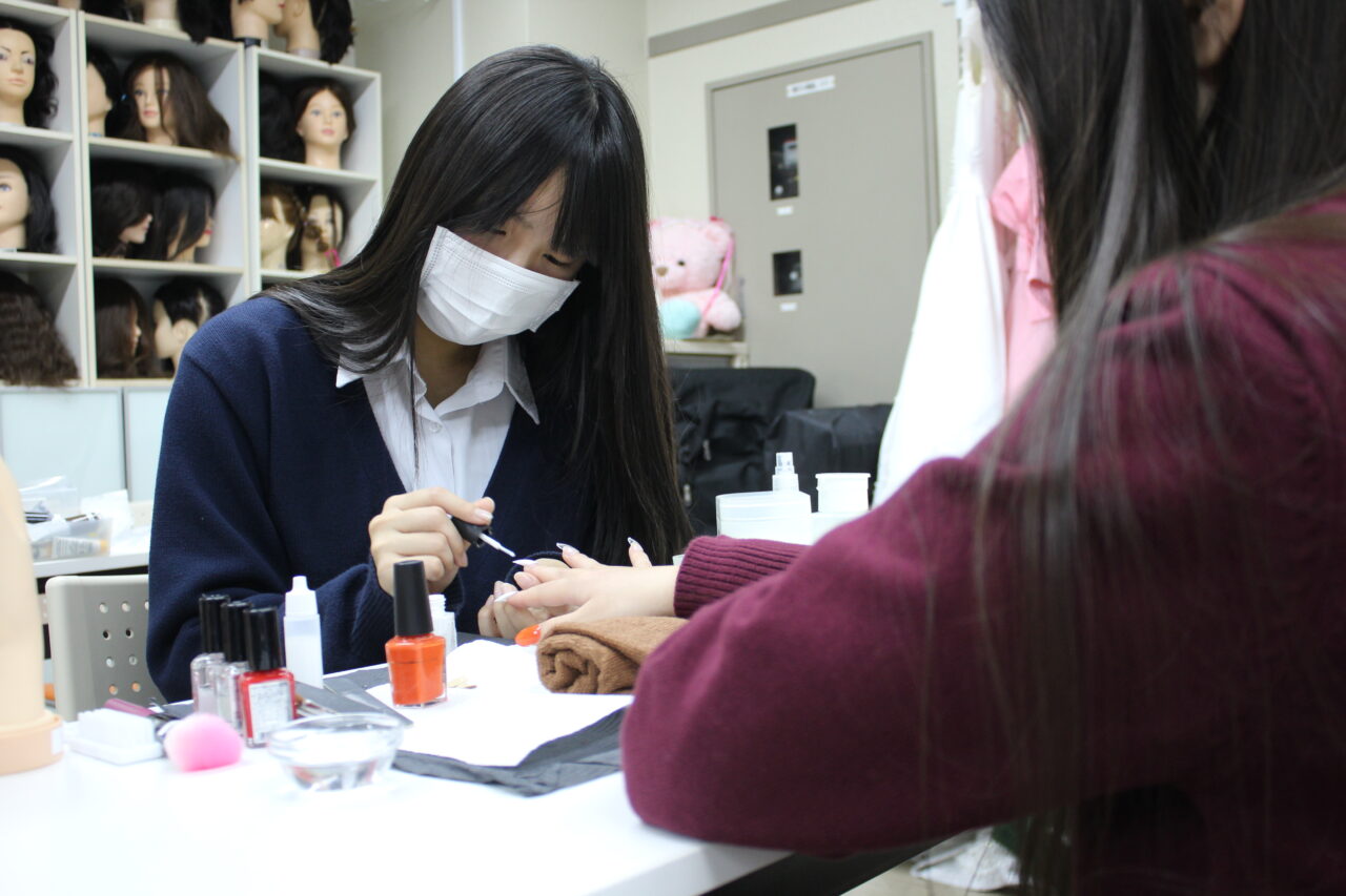 1年生ネイル授業で施術から接客まで学びました