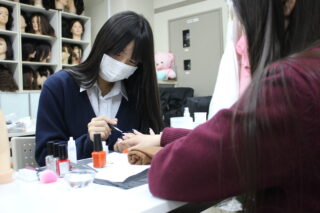 1年生ネイル授業で施術から接客まで学びました