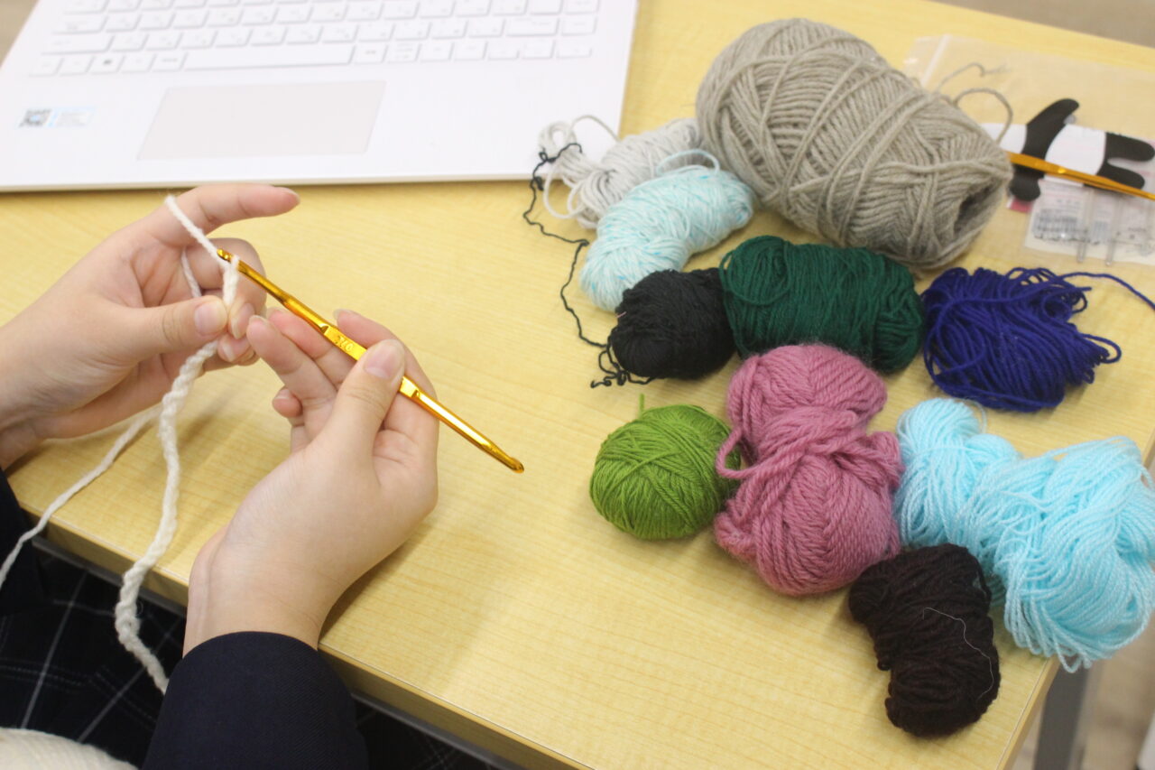 文芸クラブで編み物に挑戦！―動画を見ながら試行錯誤
