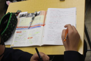 世界のつながりを知り、自分たちの社会を考えました