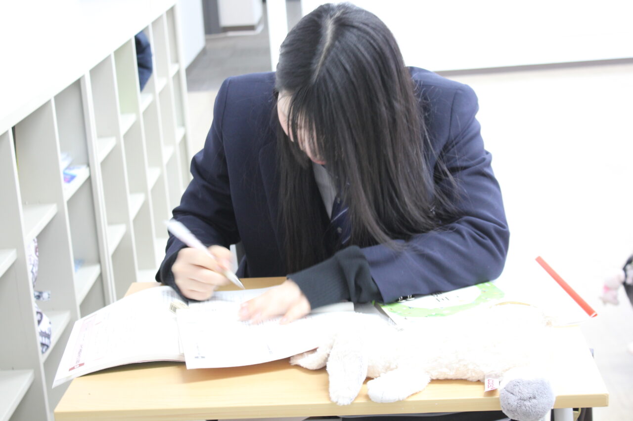 最後のテストへ、自分たちで高める集中力―国語表現