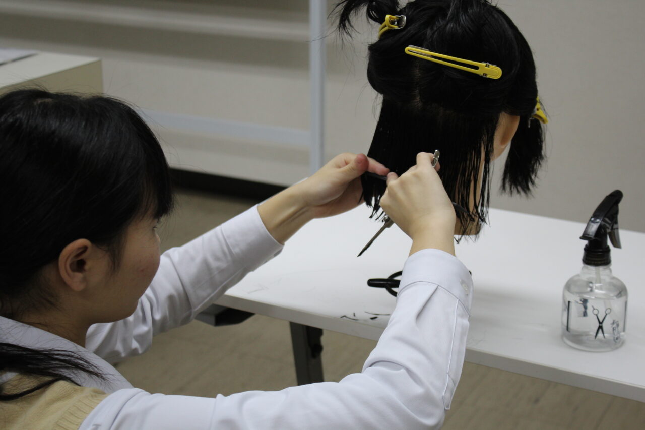 美容コースでカットに挑戦!―プロのハサミの切れ味を体感