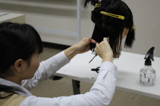 美容コースでカットに挑戦！―プロのハサミの切れ味を体感