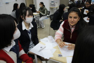 「やさしい日本語」で会話が弾む―留学生とゲームで交流