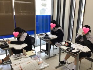 社会人メイクに挑戦！3年生キャリアアップコースのお化粧講座