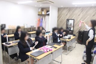 初めての着付けに挑戦！1年生美容コースの授業がスタート
