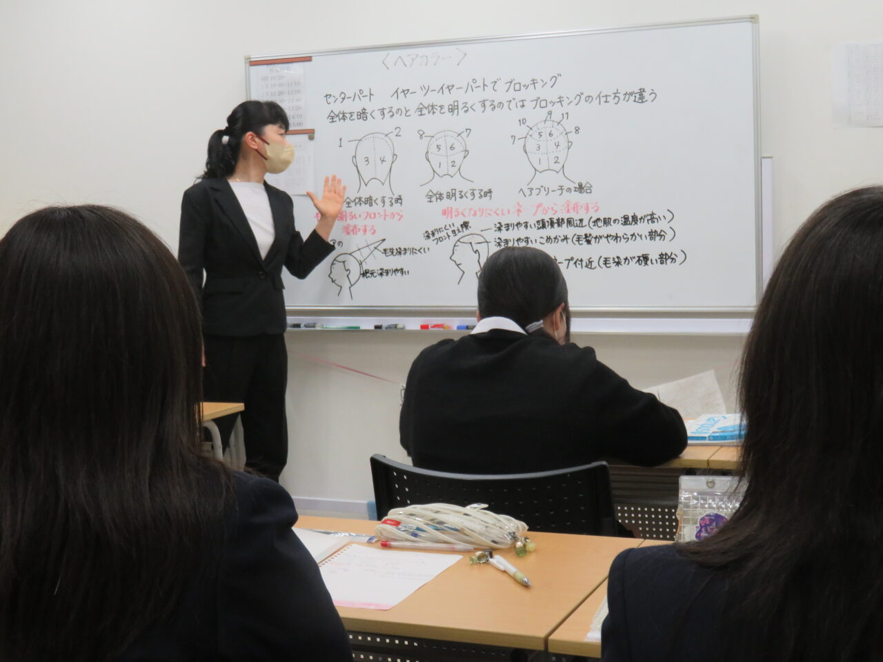 将来の現場を見据えて！3年生の美容授業でヘアカラーの理論を学習