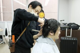 プロの現場を体験！美容コースでサロンワークの実践授業