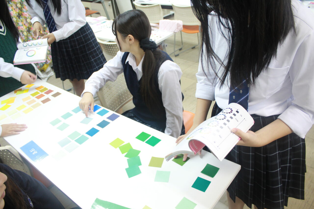 1年間の努力が結実!美容コース1年生がパーソナルカラー検定に合格