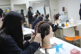 高校卒業と同時に美容師へ！夢の実現に向けた美容コースの取り組み
