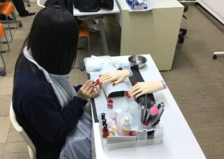 合格を目指して！静岡校の生徒たちがネイル検定3級の対策講座に臨みました