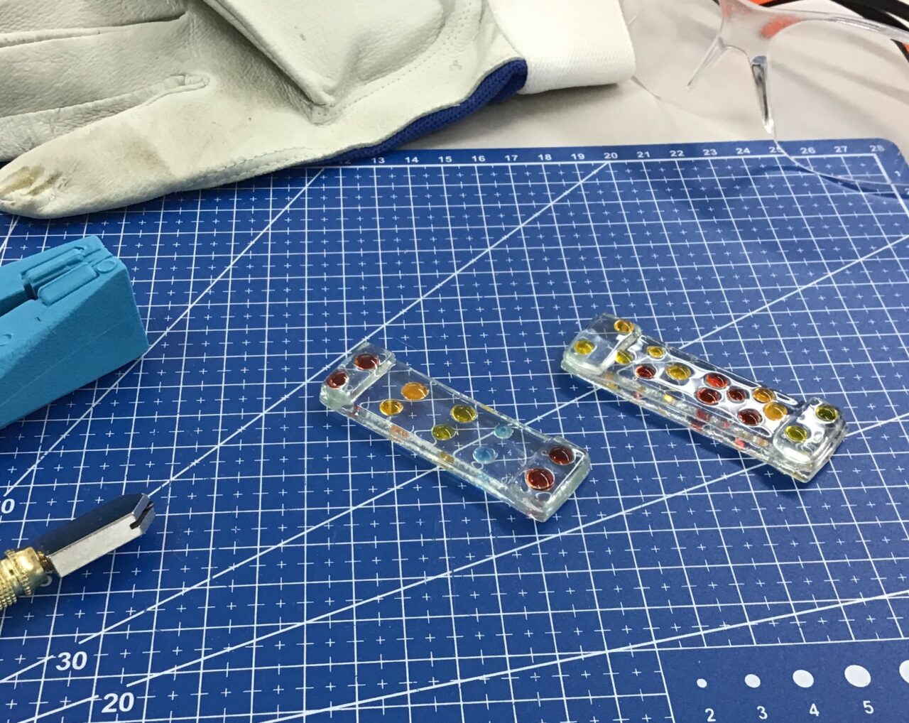 初めての作品づくり！ガラス工芸クラブの1年生がカラフルな箸置きを完成させました