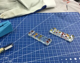 初めての作品づくり！ガラス工芸クラブの1年生がカラフルな箸置きを完成させました