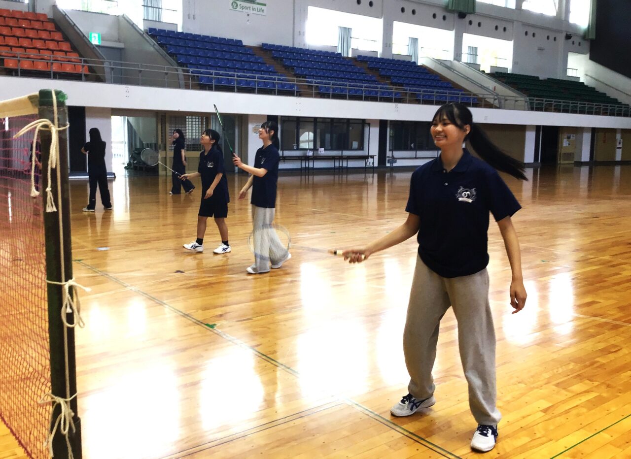 全学年合同の体育で白熱のバドミントン大会
