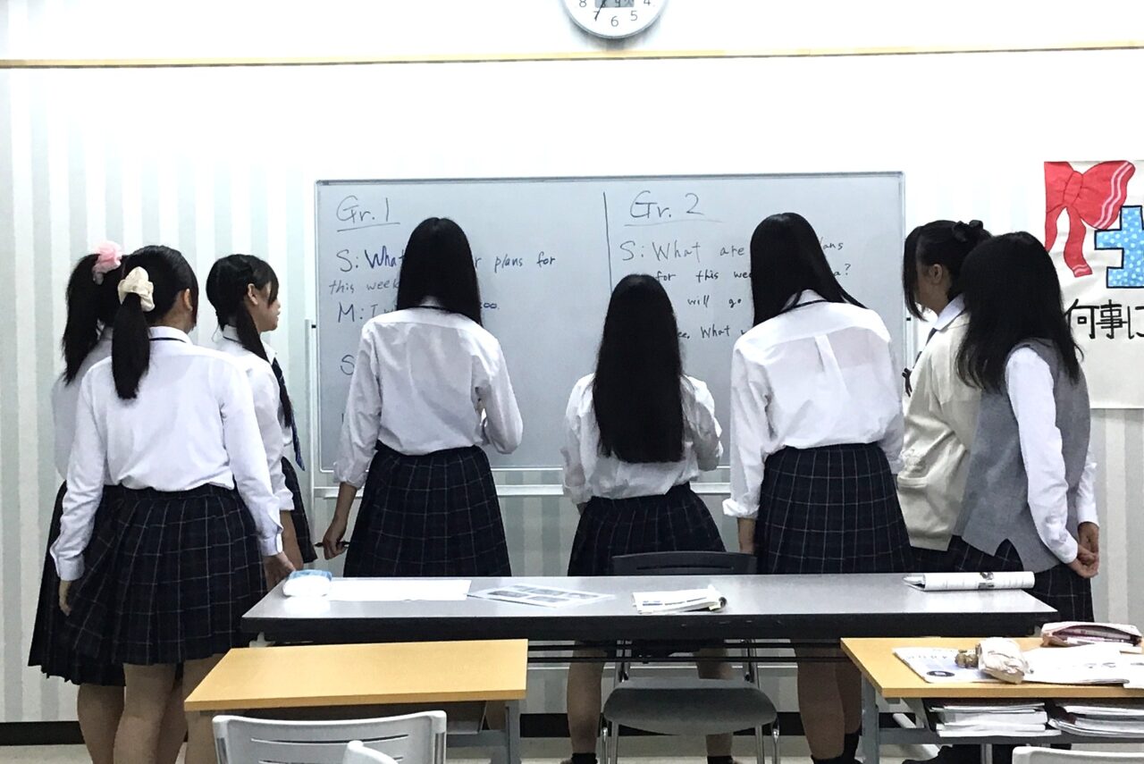 協力して聞き取る!静岡校1年生の「コミュニケーション英語Ⅰ」