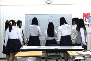 協力して聞き取る!静岡校1年生の「コミュニケーション英語Ⅰ」
