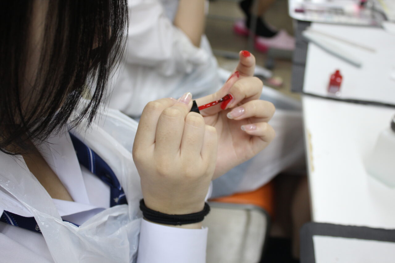 専門技術を楽しく学ぼう！静岡校美容コースのネイル授業をご紹介