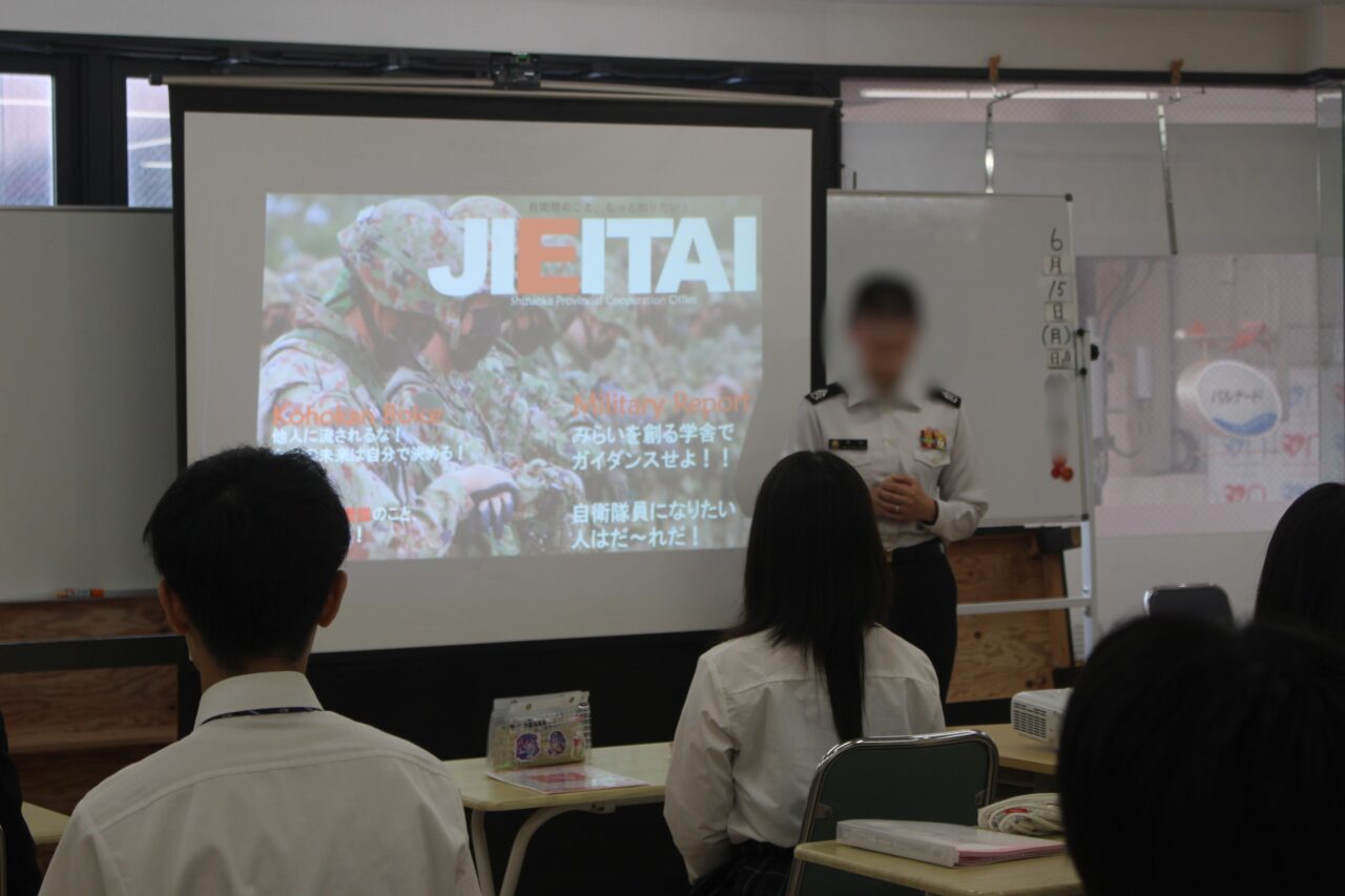 自衛隊の方の講話。3年生が「知らなかった仕事」に出会いました