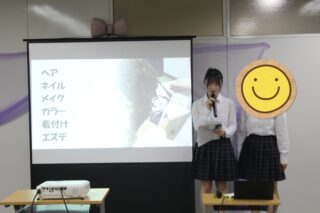 折り紙でパーソナルカラーを説明。2年生2人がコース紹介をしました